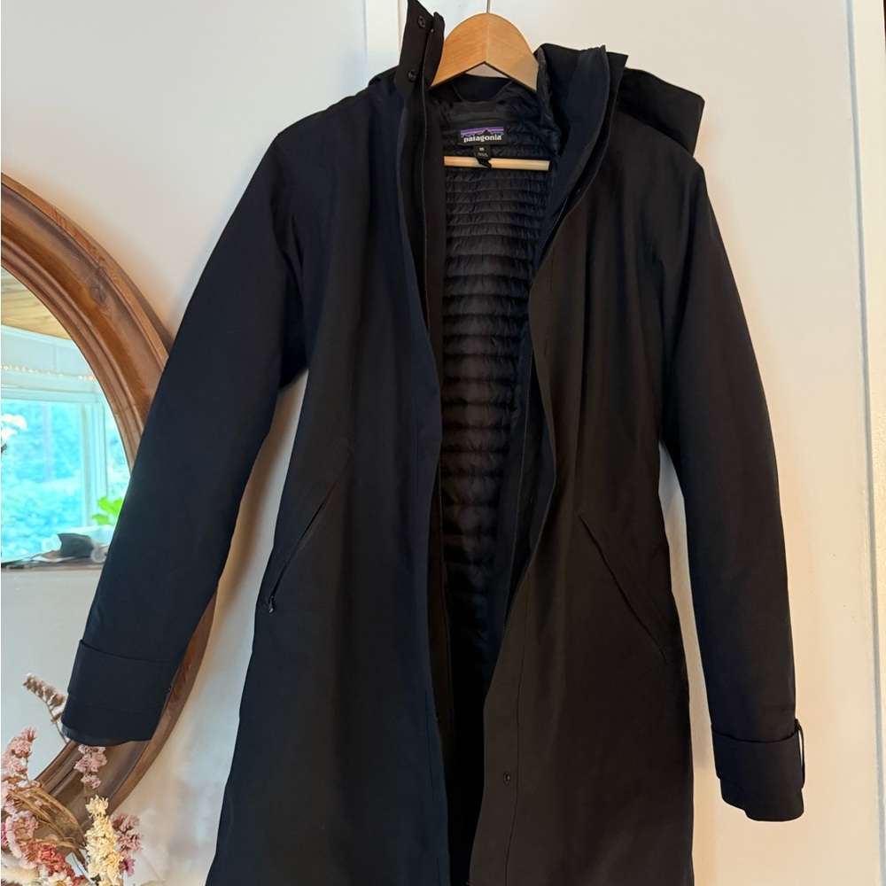 Patagonia Women's Black Hooded Puffer Coat